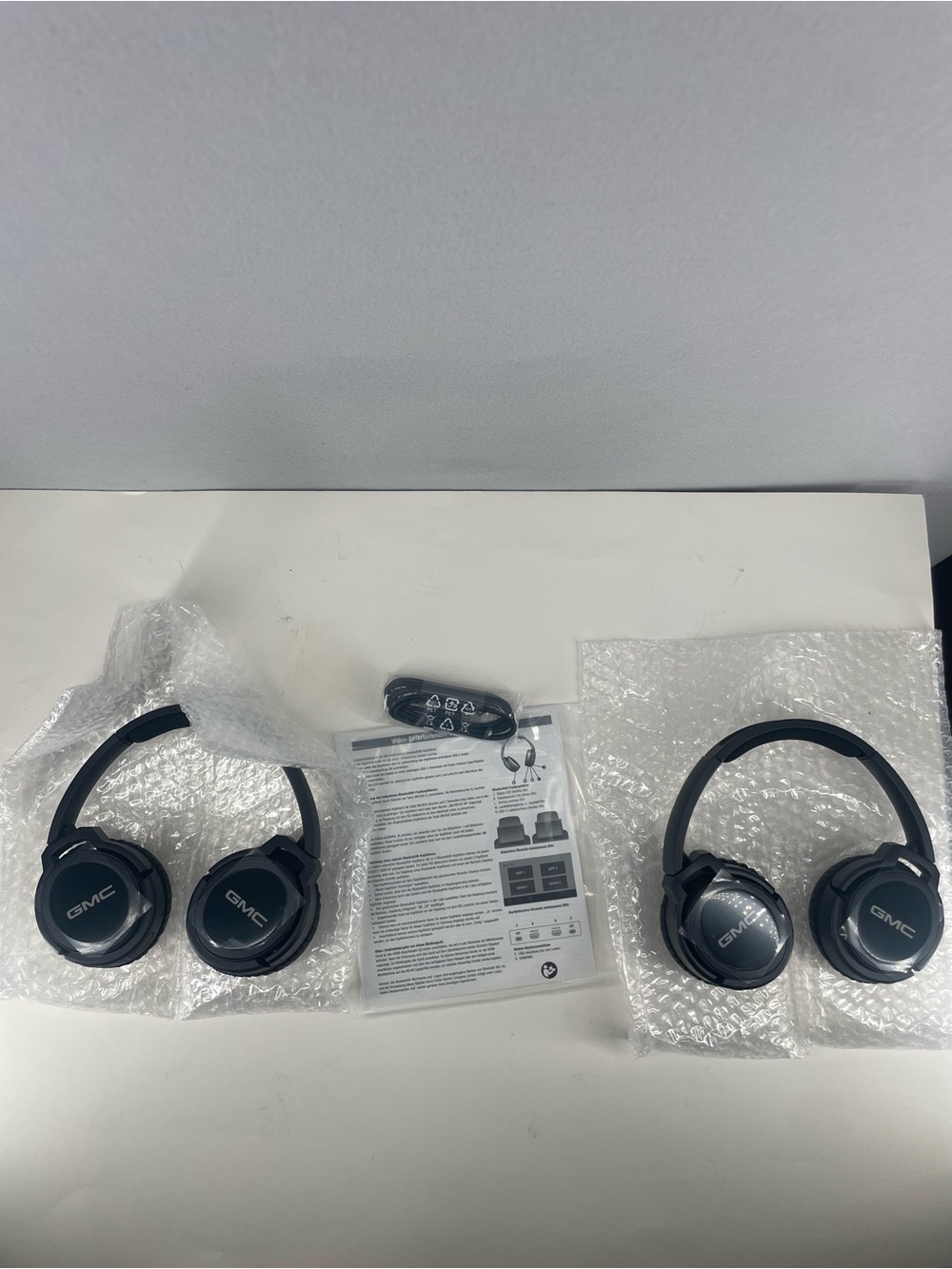 2021-2026 GMC Yukon Rear Seat Entertainment Wireless Bluetooth Headphone Set New